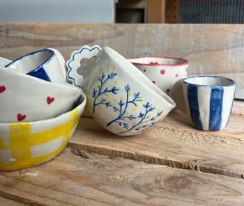 Modelez et décorez votre tasse en céramique