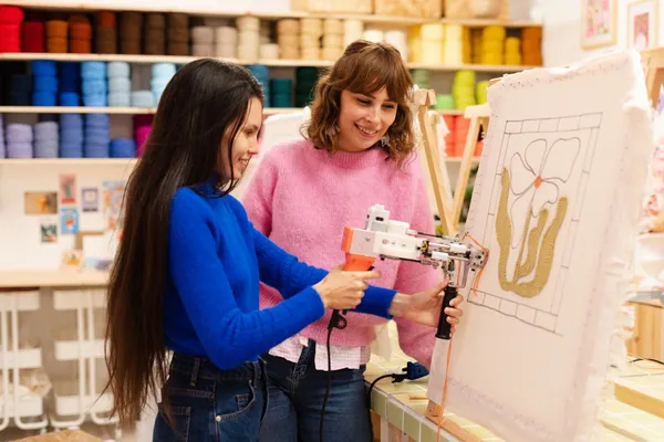 Tuftez votre coussin fluffy avec Caroline - Afbeelding nr. 2 - Wecandoo