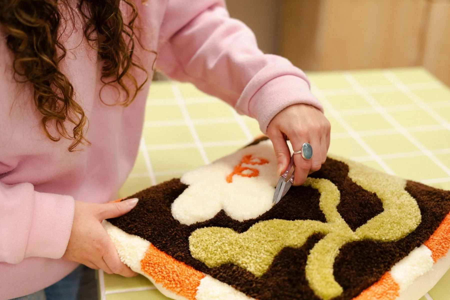 Tuftez votre coussin fluffy avec Caroline - Image n°4 - Wecandoo