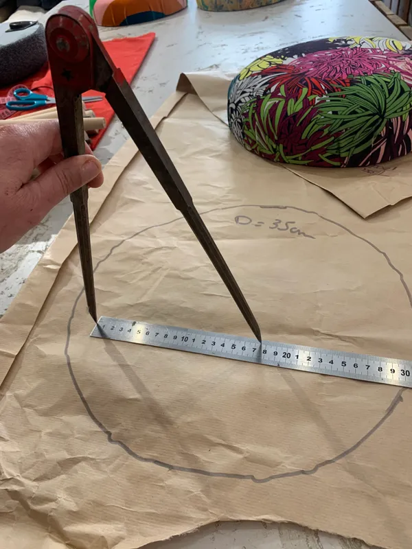 Tapissez votre tabouret rond avec Julie - Image n°1 - Wecandoo