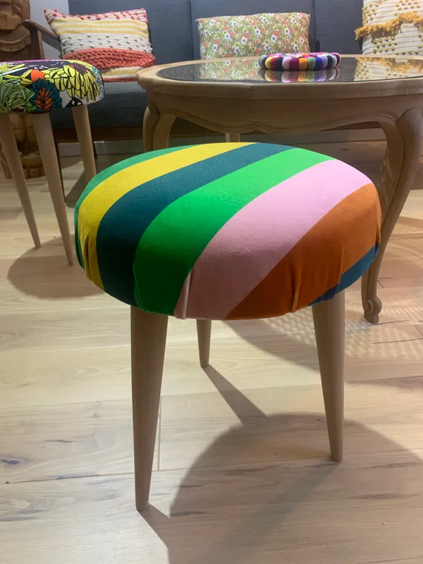 Tapissez votre tabouret rond avec Julie - Image n°4 - Wecandoo