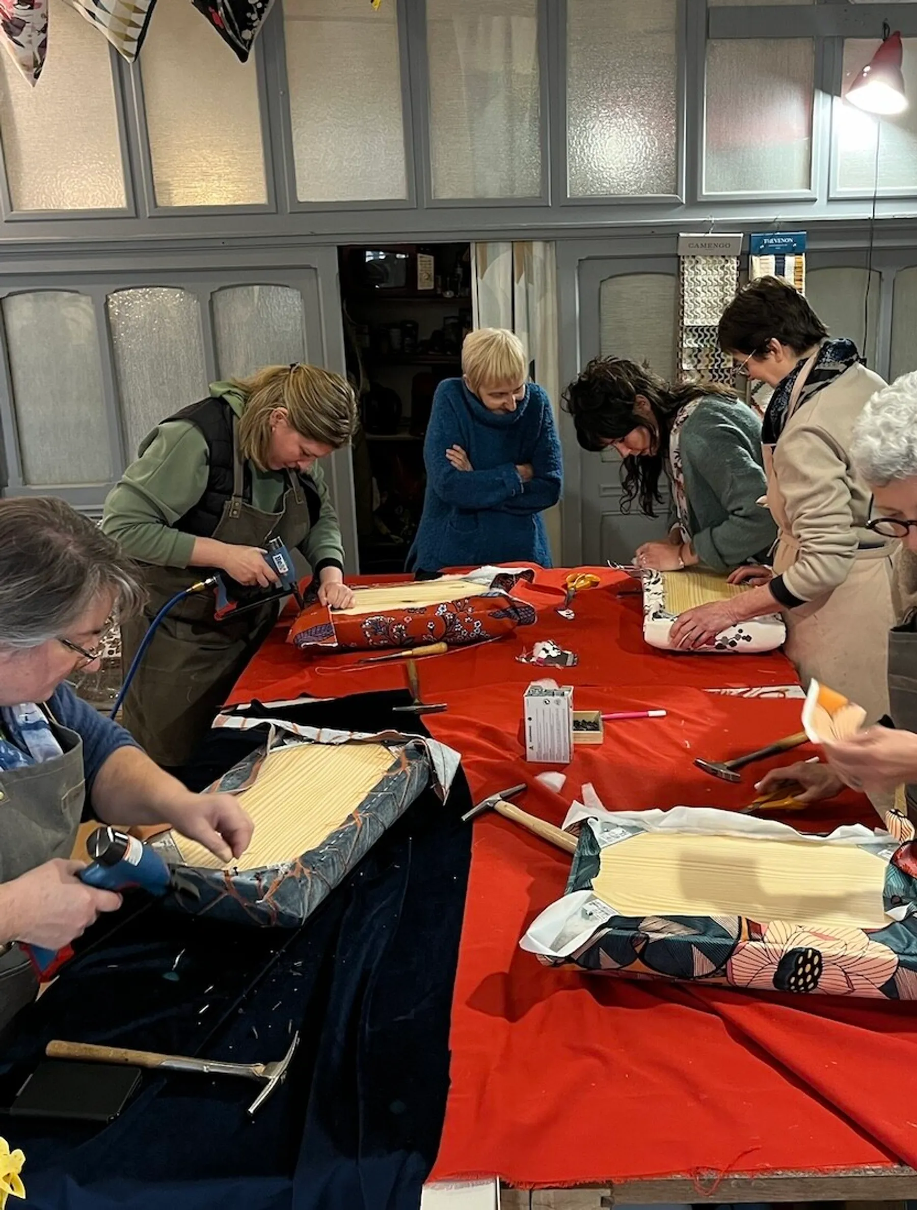 Tapissez votre tabouret rond avec Julie - Image n°3 - Wecandoo