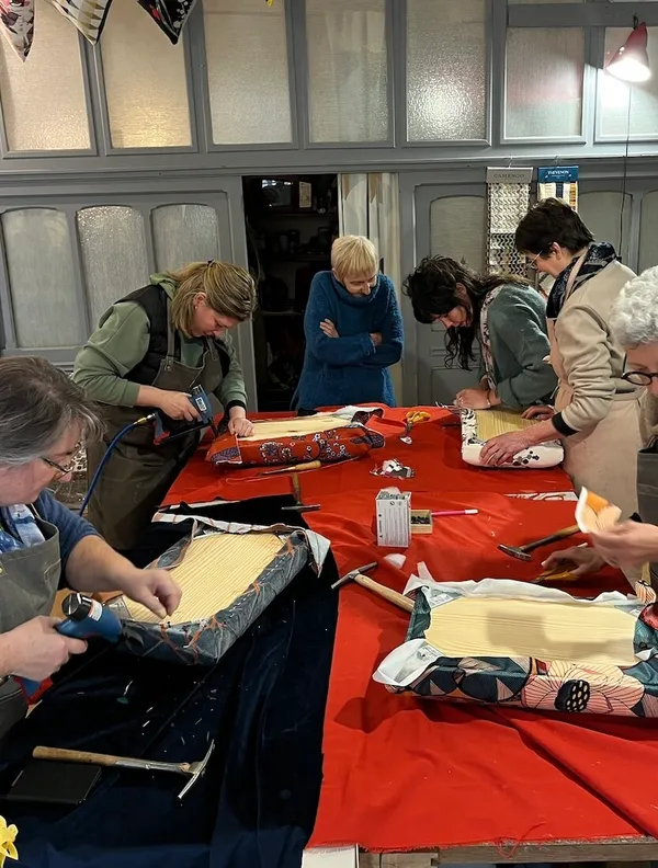 Tapissez votre tabouret rond avec Julie - Image n°3 - Wecandoo