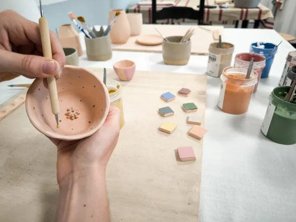 Découvrez la peinture sur céramique avec Faustine - Image n°2 - Wecandoo