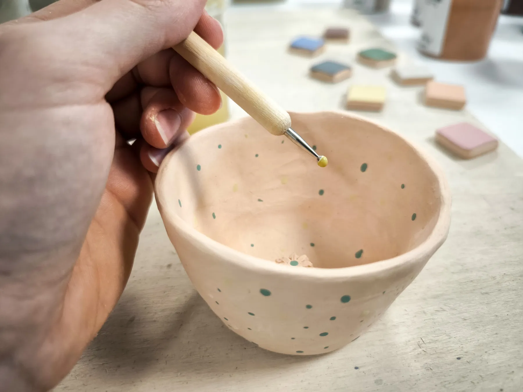 Découvrez la peinture sur céramique avec Faustine - Image n°3 - Wecandoo