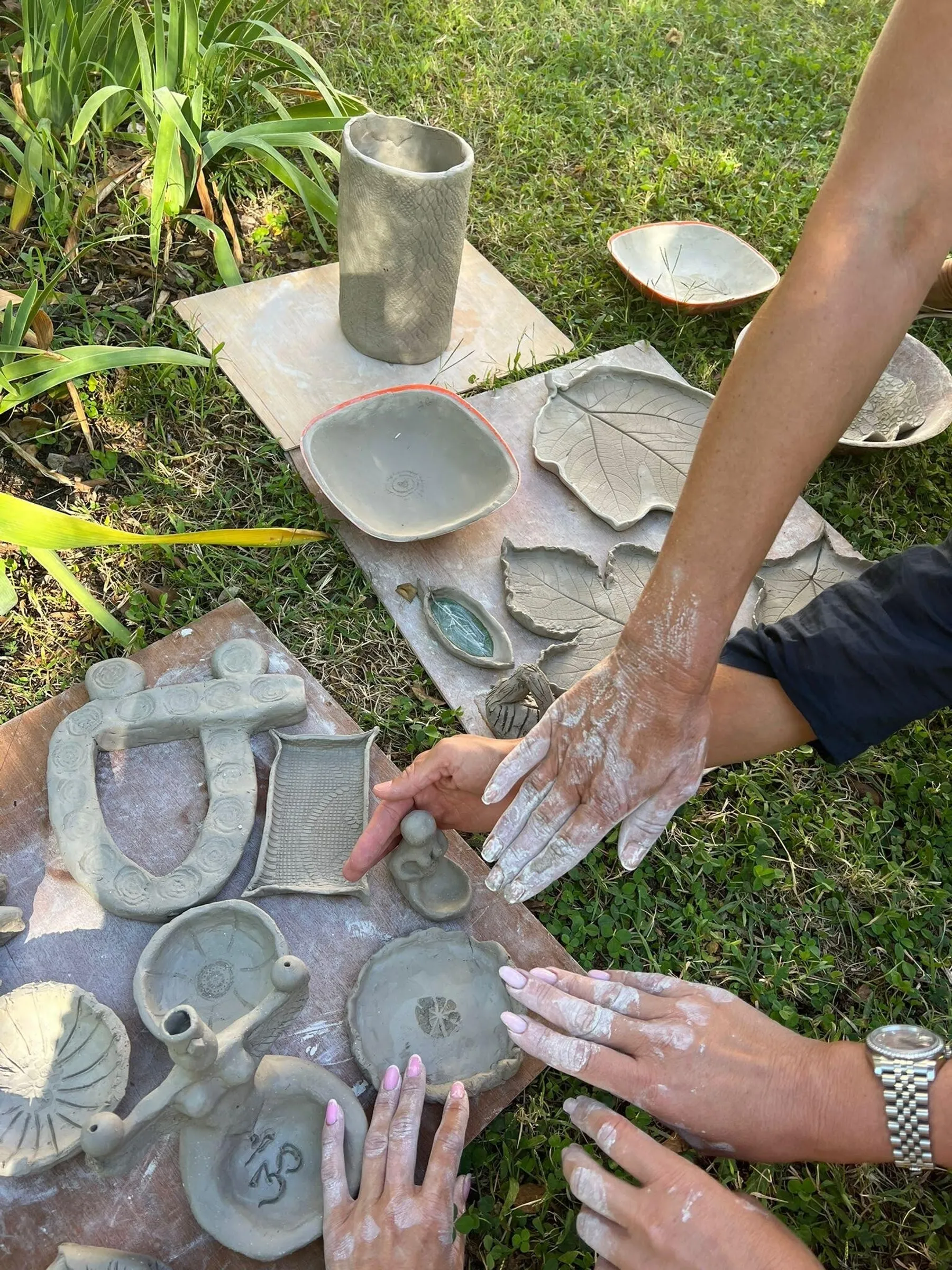 Rassemblez votre équipe et initiez-vous à la céramique avec Jean-Michel - Image n°1 - Wecandoo