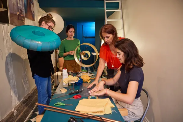 Fabriquez votre lampe suspension design avec Anne-Marie - Image n°2 - Wecandoo