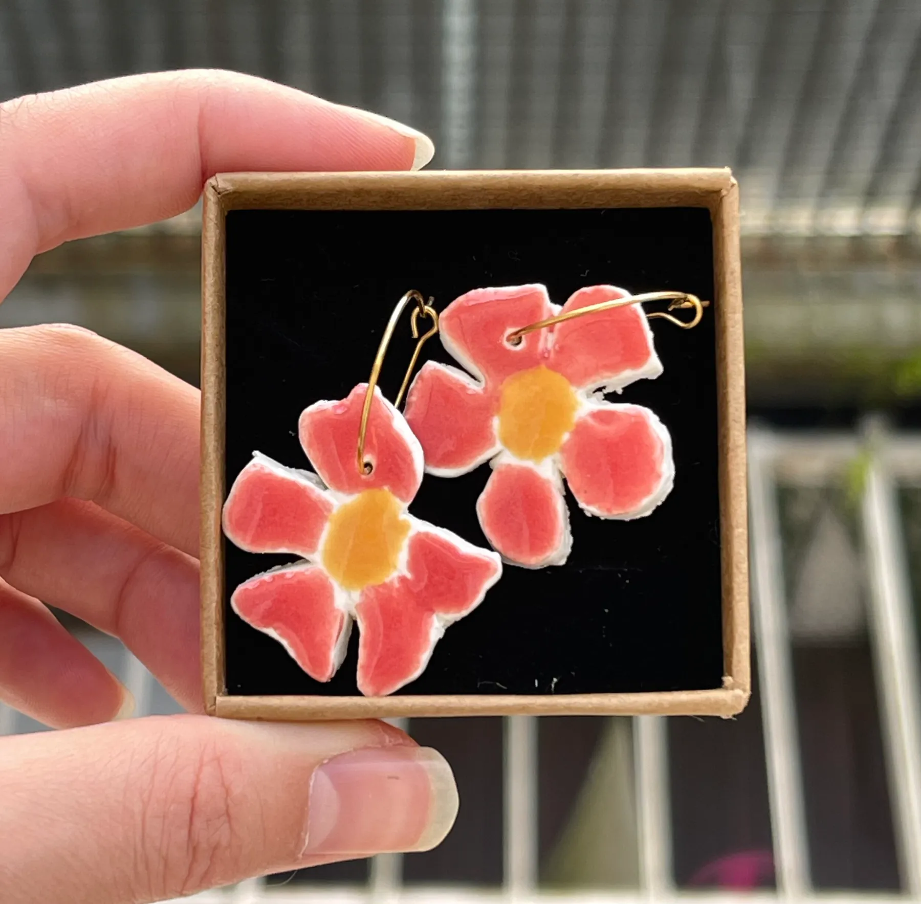 Créez votre duo de paires de boucles d'oreilles en porcelaine - Afbeelding nr. 1 - Wecandoo