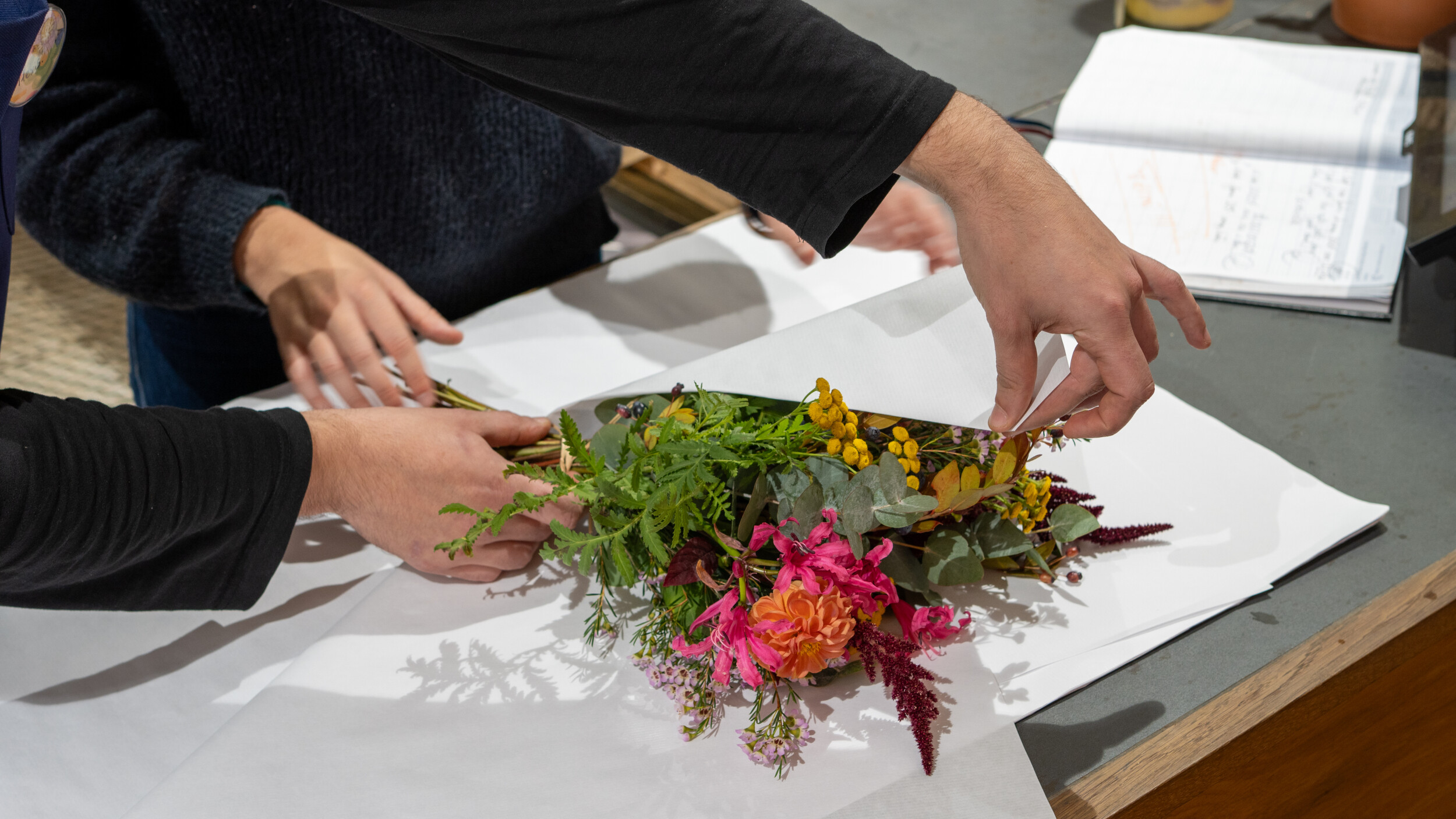 Wecandoo - Créez votre bouquet de fleurs fraîches et de saison avec Alexis - Image n°4