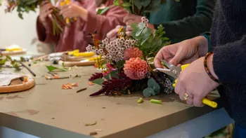 Créez une composition de fleurs en groupe