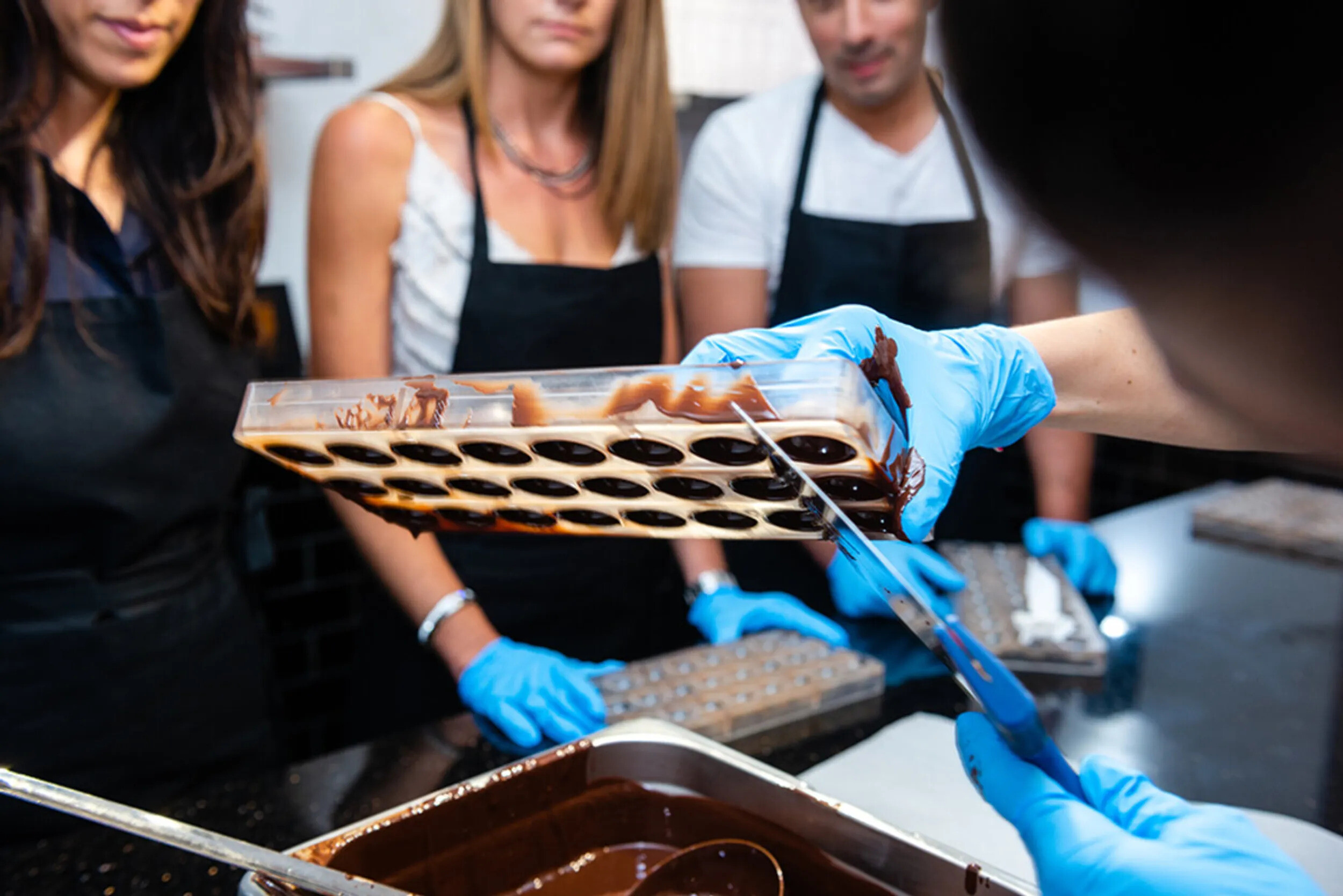 Wecandoo - Réalisez vos chocolats moulés avec l’équipe Edwart et ses chocolatiers - Image n°2