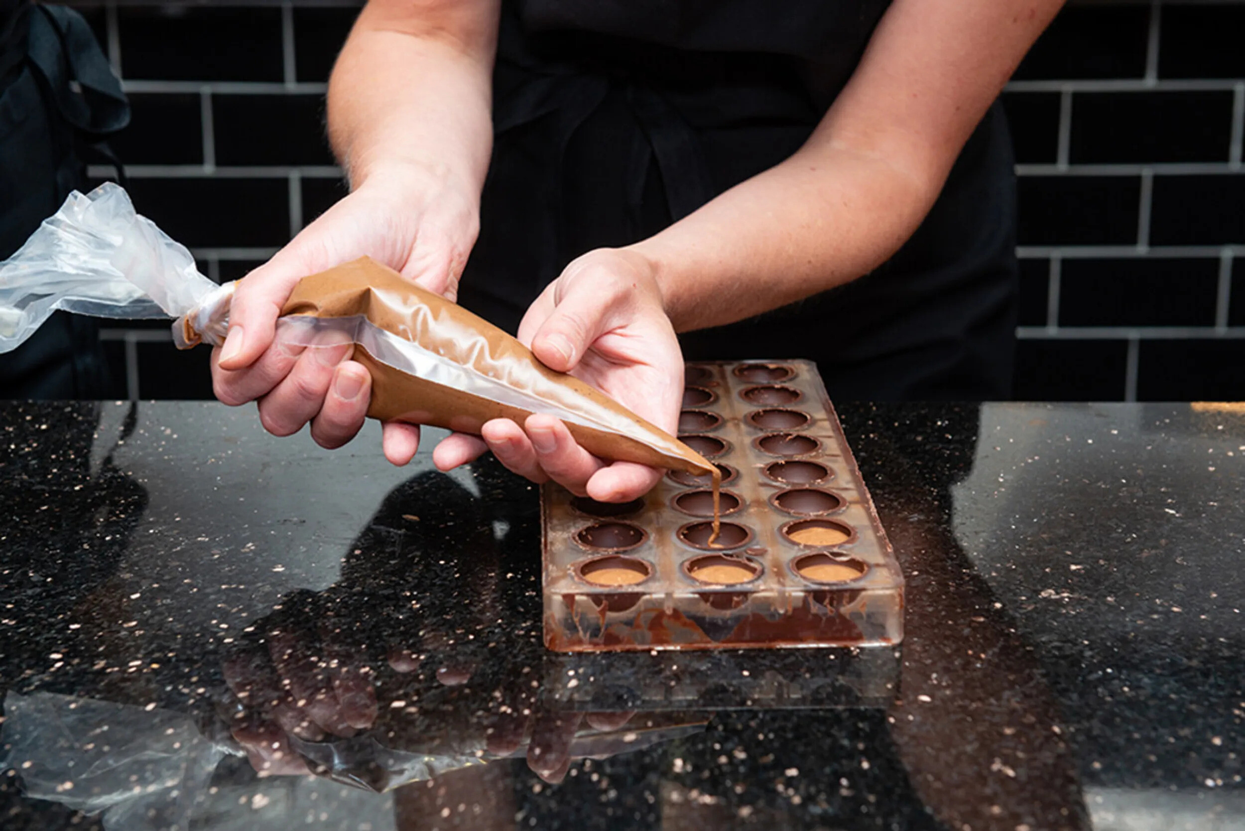 Wecandoo - Réalisez vos chocolats moulés avec l’équipe Edwart et ses chocolatiers - Image n°3