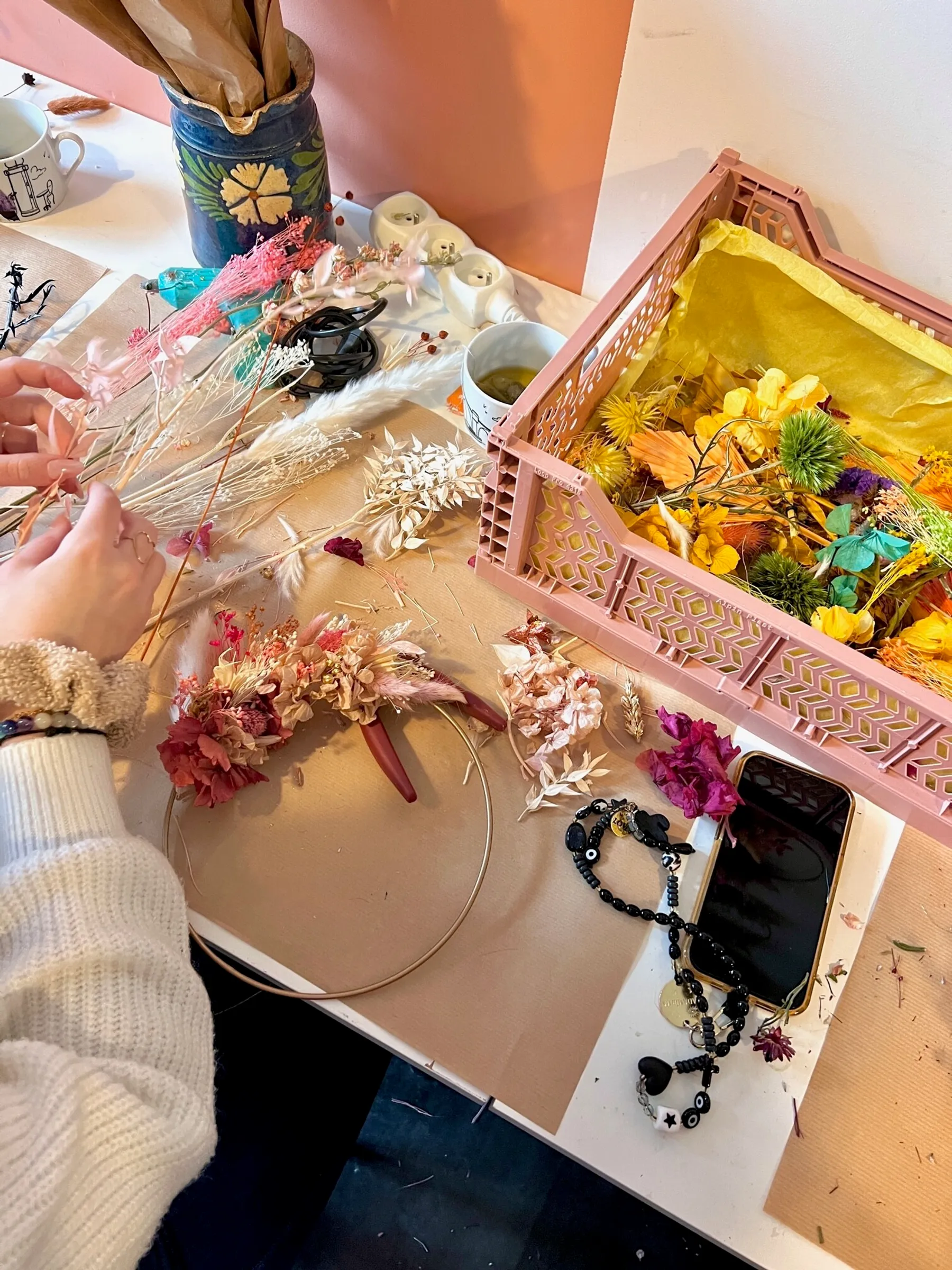 Réalisez votre couronne murale en fleurs séchées - Image n°3 - Wecandoo