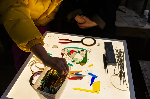 Enchantez votre équipe et composez ensemble votre vitrail avec Alison - Image n°3 - Wecandoo