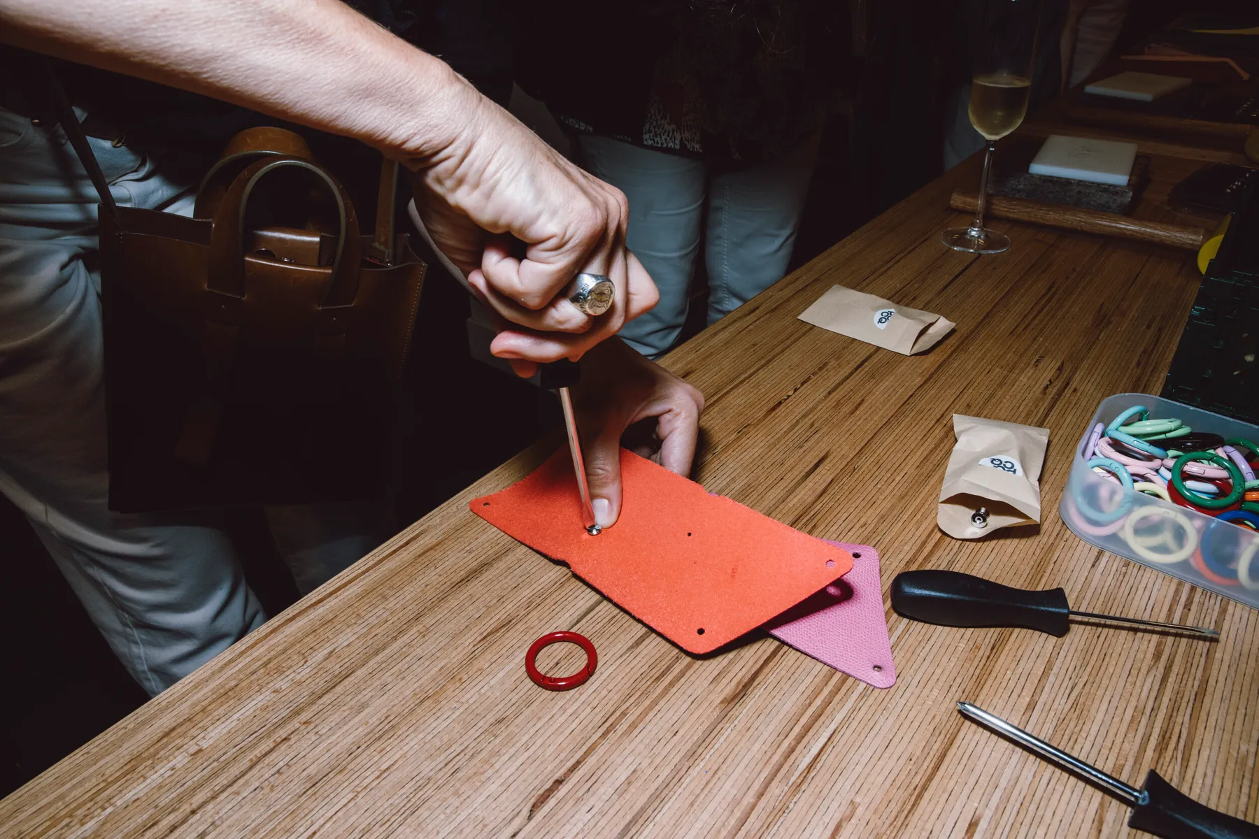 Surprenez votre équipe et réalisez votre accessoire de petite maroquinerie avec Laetitia - Image n°4 - Wecandoo