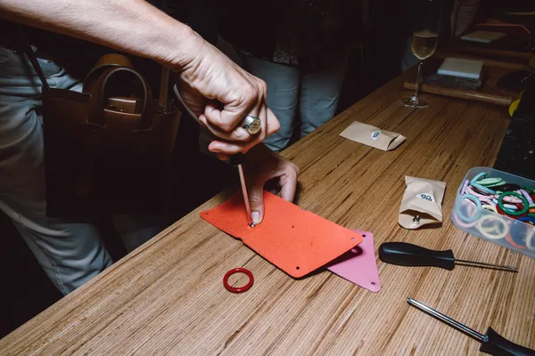 Surprenez votre équipe et réalisez votre accessoire de petite maroquinerie avec Laetitia - Image n°4 - Wecandoo