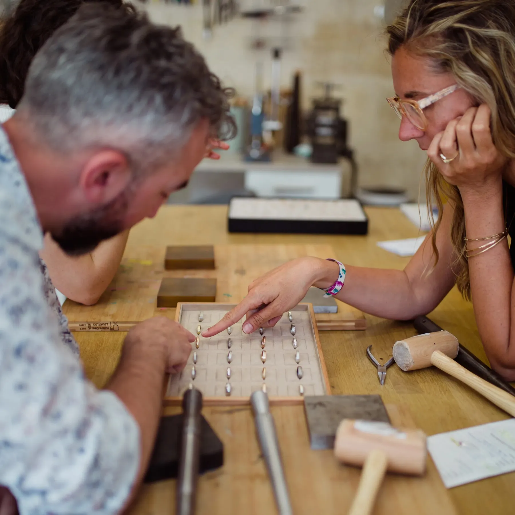 Créez vos alliances sur mesure en duo avec Estelle - Image n°2 - Wecandoo