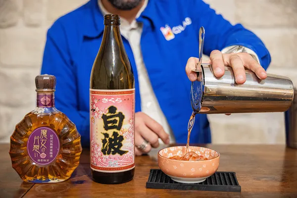 Apprenez à préparer vos cocktails japonais avec Baptiste et Marilou - Image n°1 - Wecandoo