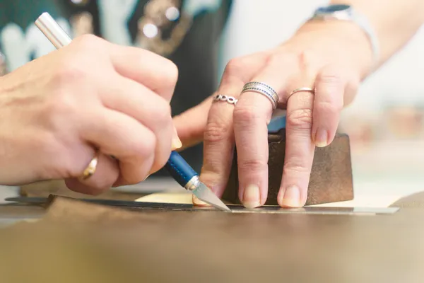 Réalisez votre portefeuille en cuir avec Séverine - Image n°2 - Wecandoo