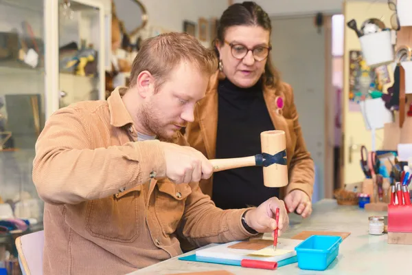 Réalisez votre portefeuille en cuir avec Séverine - Image n°4 - Wecandoo