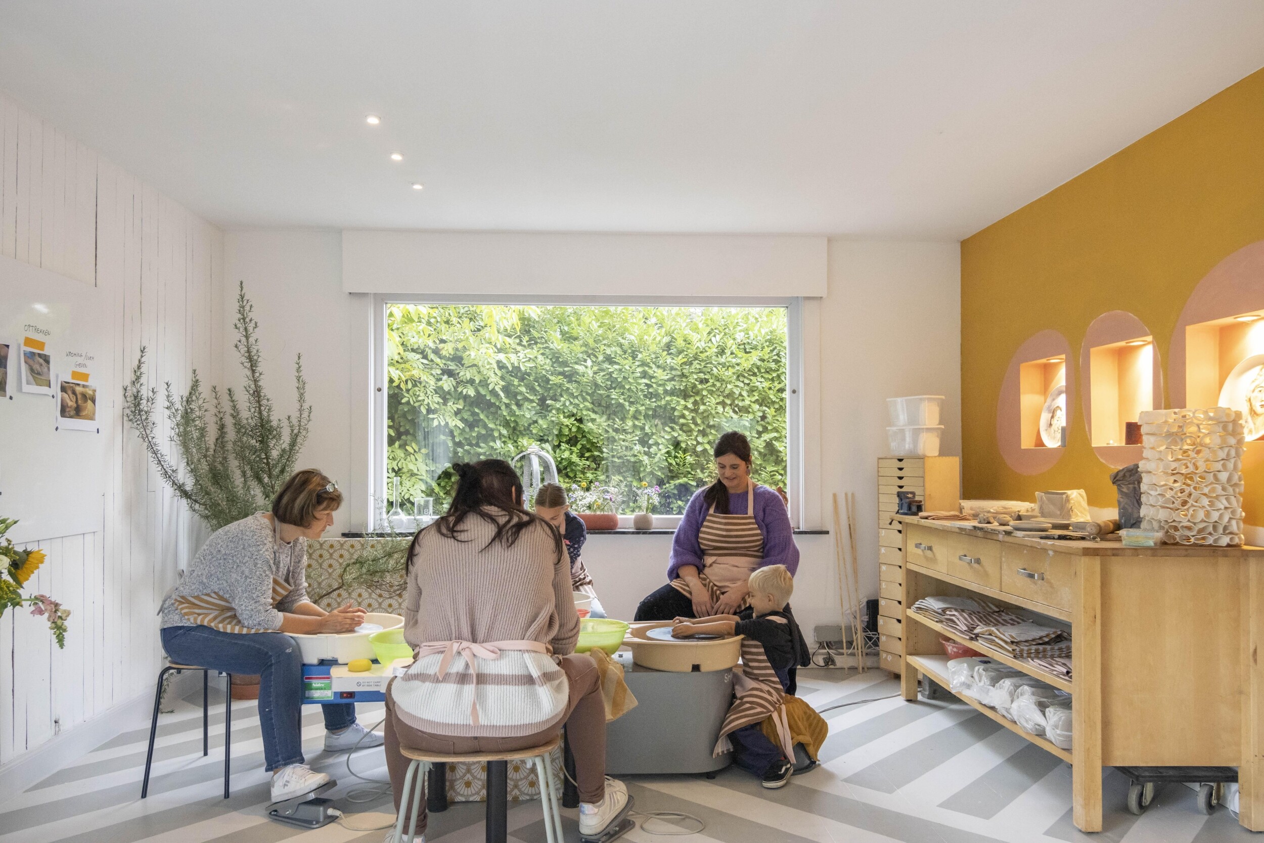 Wecandoo - Maak je eigen unieke kommen op de pottenbakkersschijf met je groep, onder begeleiding van Karolien - Afbeelding nr. 6