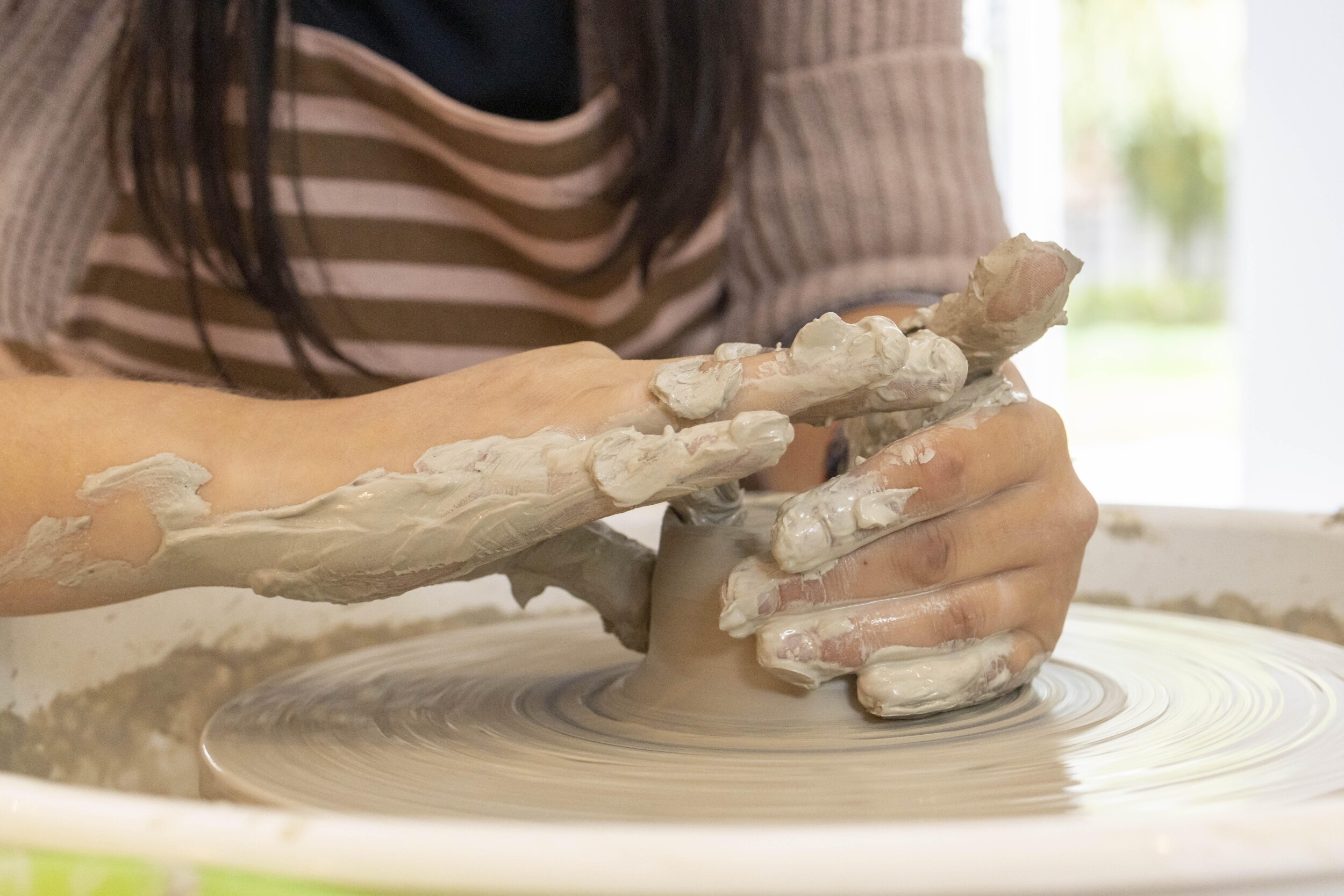 Wecandoo - Maak je eigen unieke kommen op de pottenbakkersschijf met je groep, onder begeleiding van Karolien - Afbeelding nr. 8