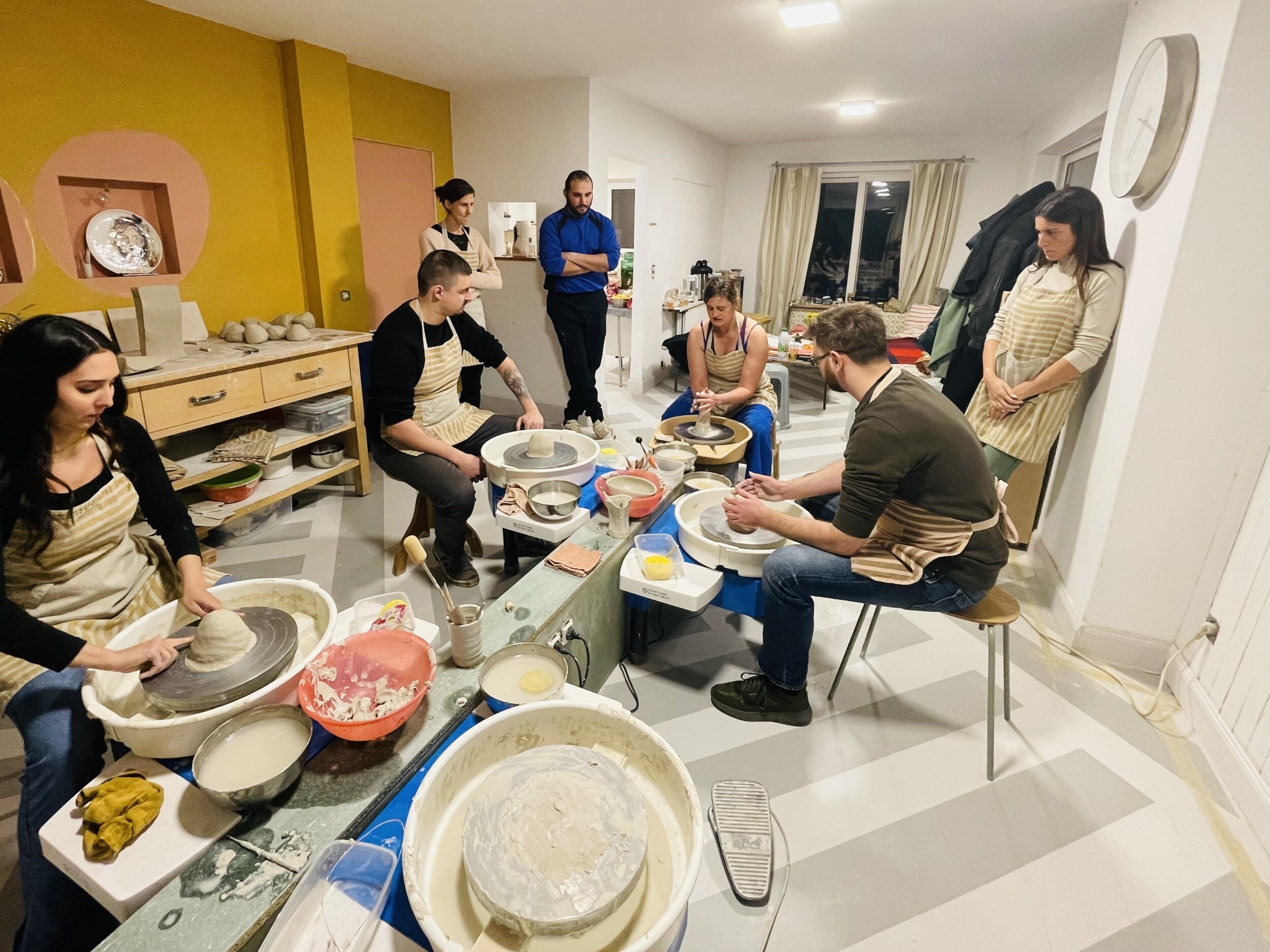 Wecandoo - Maak je eigen unieke kommen op de pottenbakkersschijf met je groep, onder begeleiding van Karolien - Afbeelding nr. 4