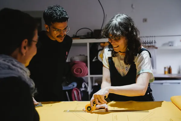 Réalisez un sac banane à sequins avec Assia - Image n°3 - Wecandoo