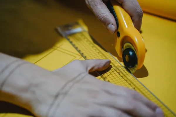 Réalisez un sac banane à sequins avec Assia - Image n°2 - Wecandoo