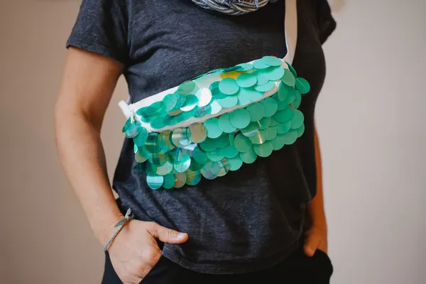 Réalisez un sac banane à sequins avec Assia - Image n°5 - Wecandoo