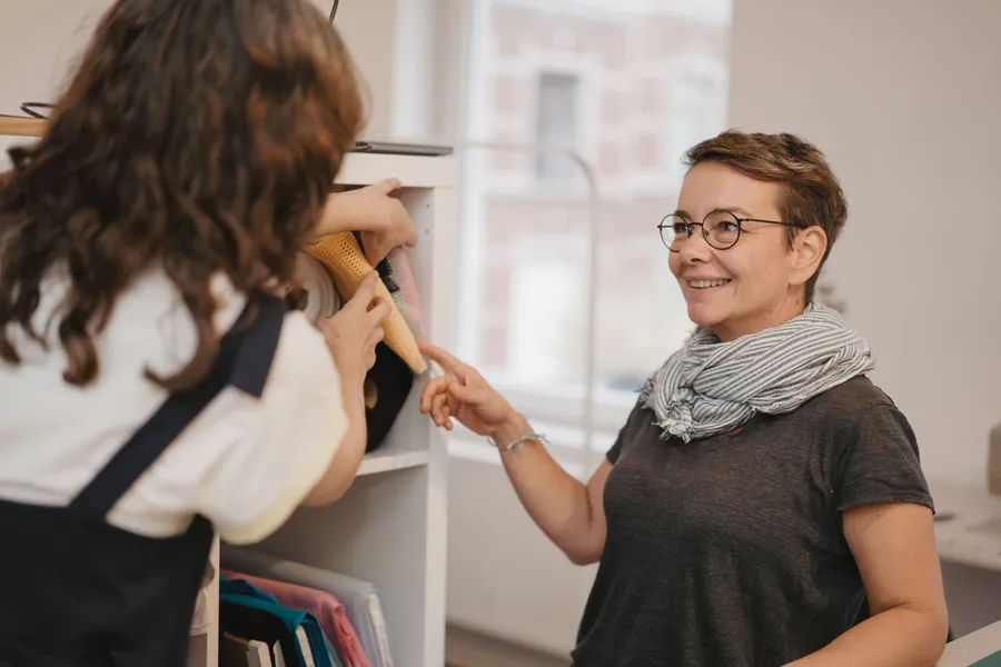 Réalisez un sac banane à sequins avec Assia - Image n°1 - Wecandoo