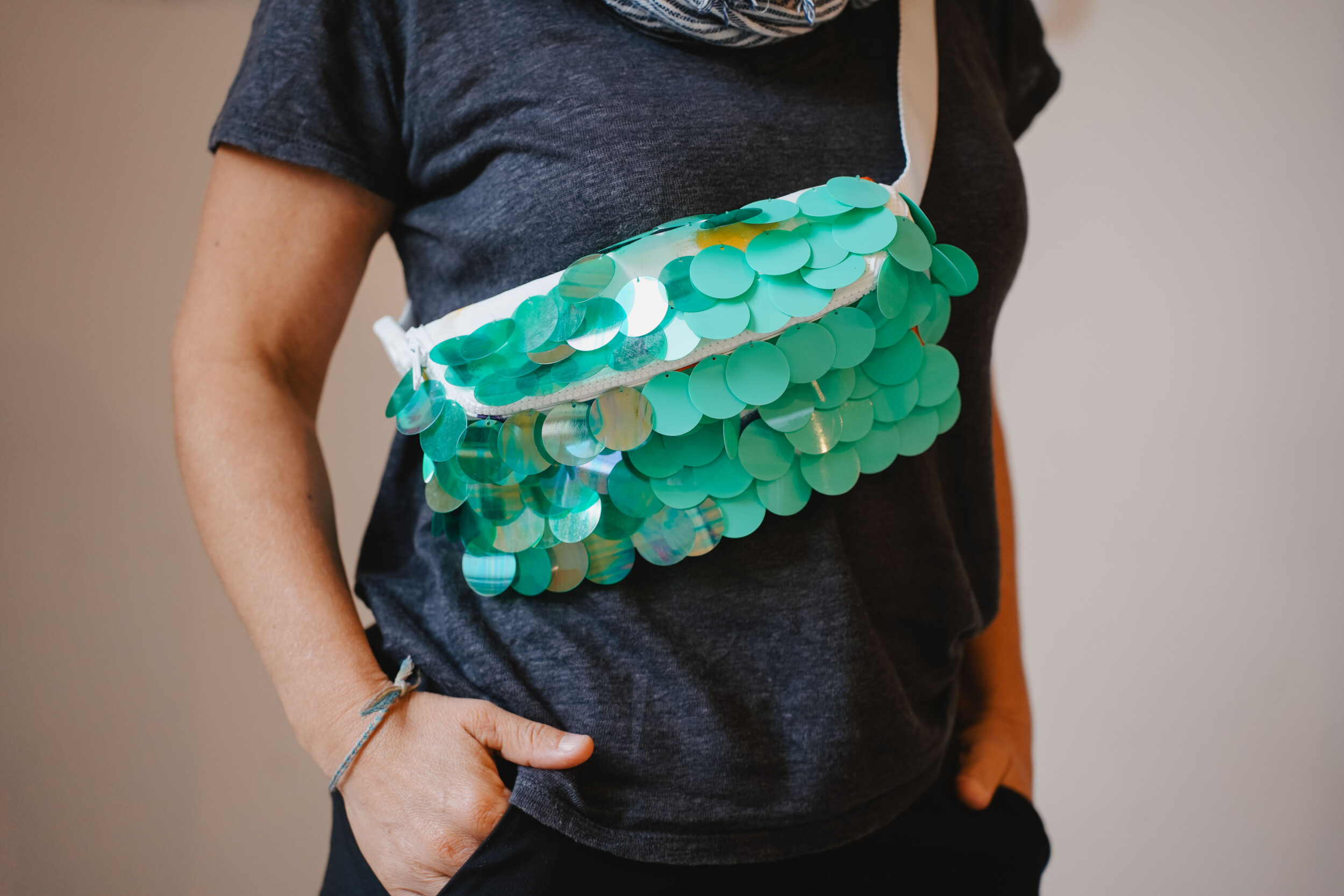 Réalisez un sac banane à sequins