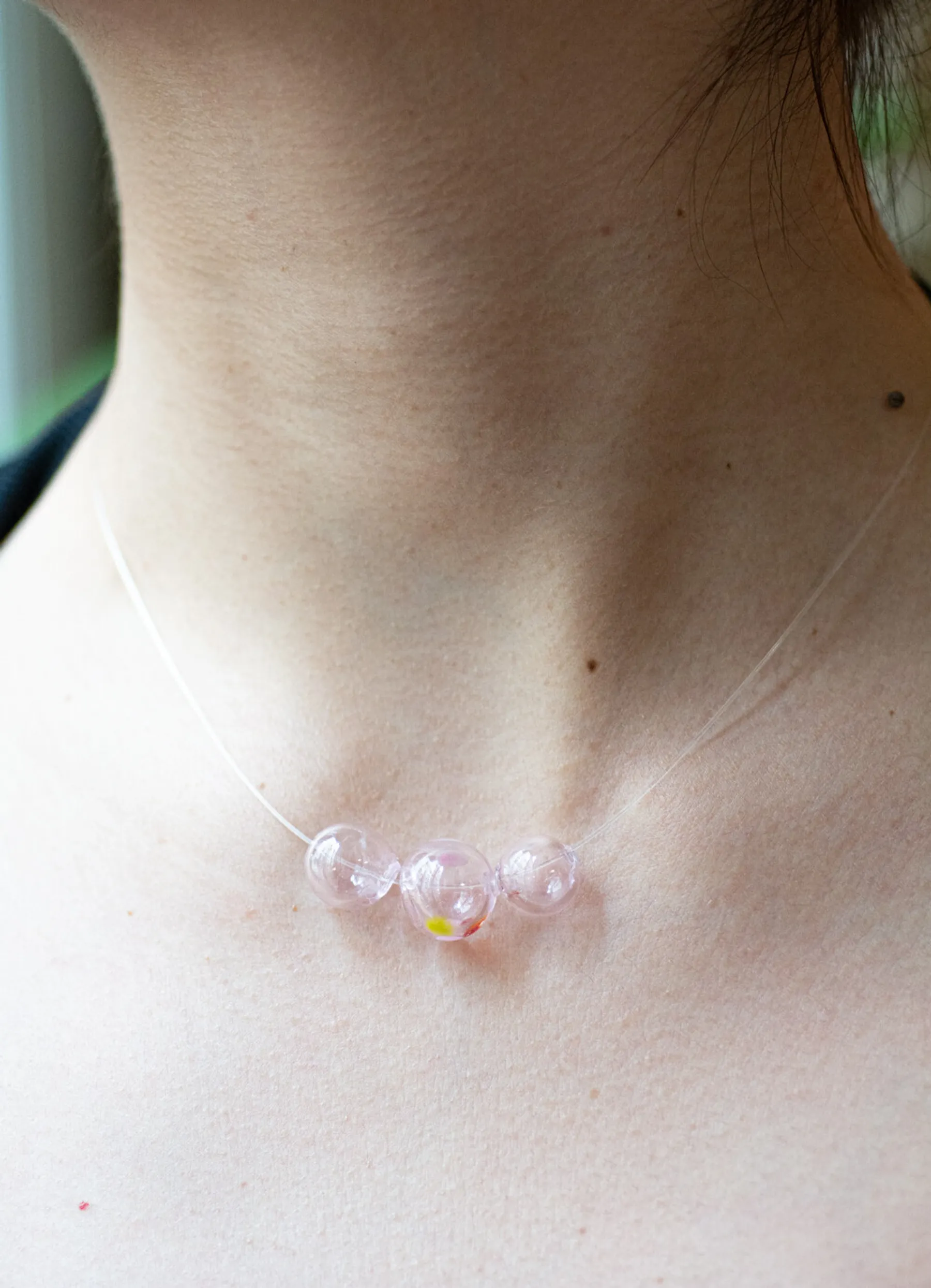 Réalisez un collier en bulles de verre soufflées avec Isabelle - Image n°4 - Wecandoo