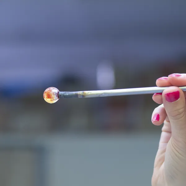 Réalisez un collier en bulles de verre soufflées avec Isabelle - Image n°1 - Wecandoo