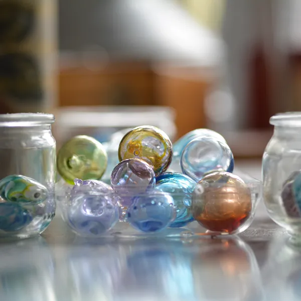 Réalisez un collier en bulles de verre soufflées avec Isabelle - Image n°3 - Wecandoo
