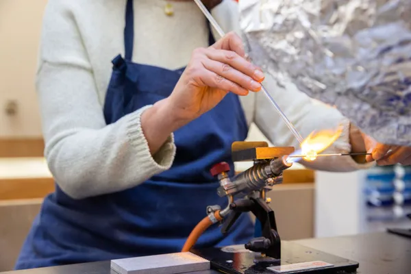 Réalisez un collier en bulles de verre soufflées avec Isabelle - Image n°2 - Wecandoo