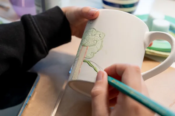 Surprenez votre équipe et décorez votre mug autour d'un apéro avec Gail - Afbeelding nr. 1 - Wecandoo