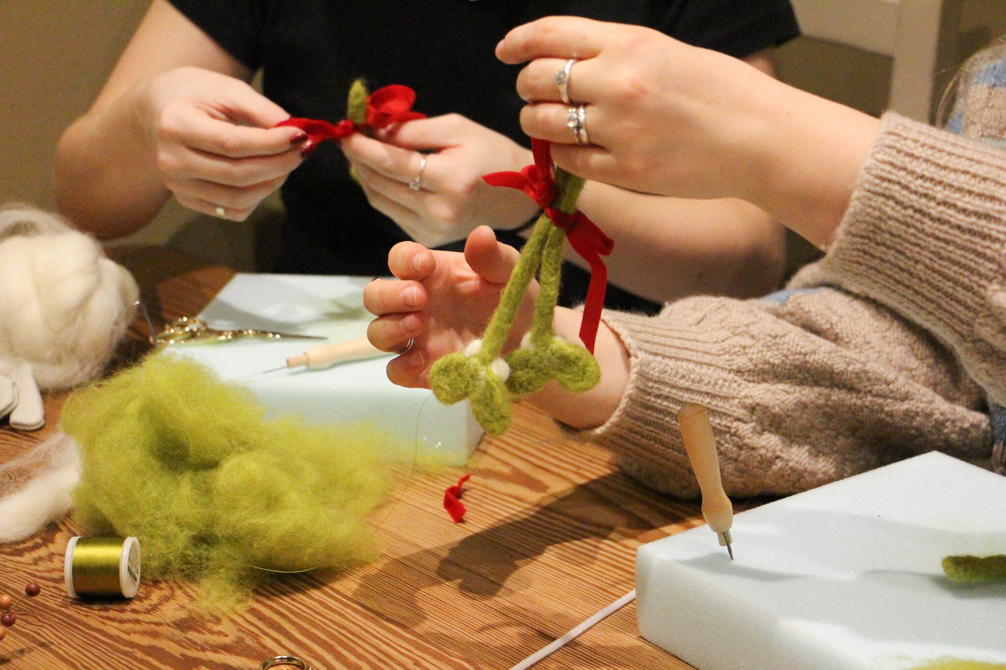 Wecandoo - Felt a Christmas decoration with Rosie - Image n°6