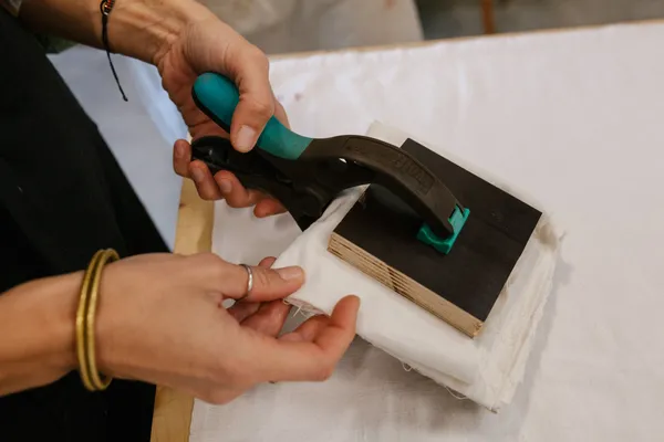 Créez votre foulard en teinture végétale avec Margot - Image n°5 - Wecandoo