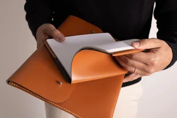 Réalisez votre carnet en cuir en groupe