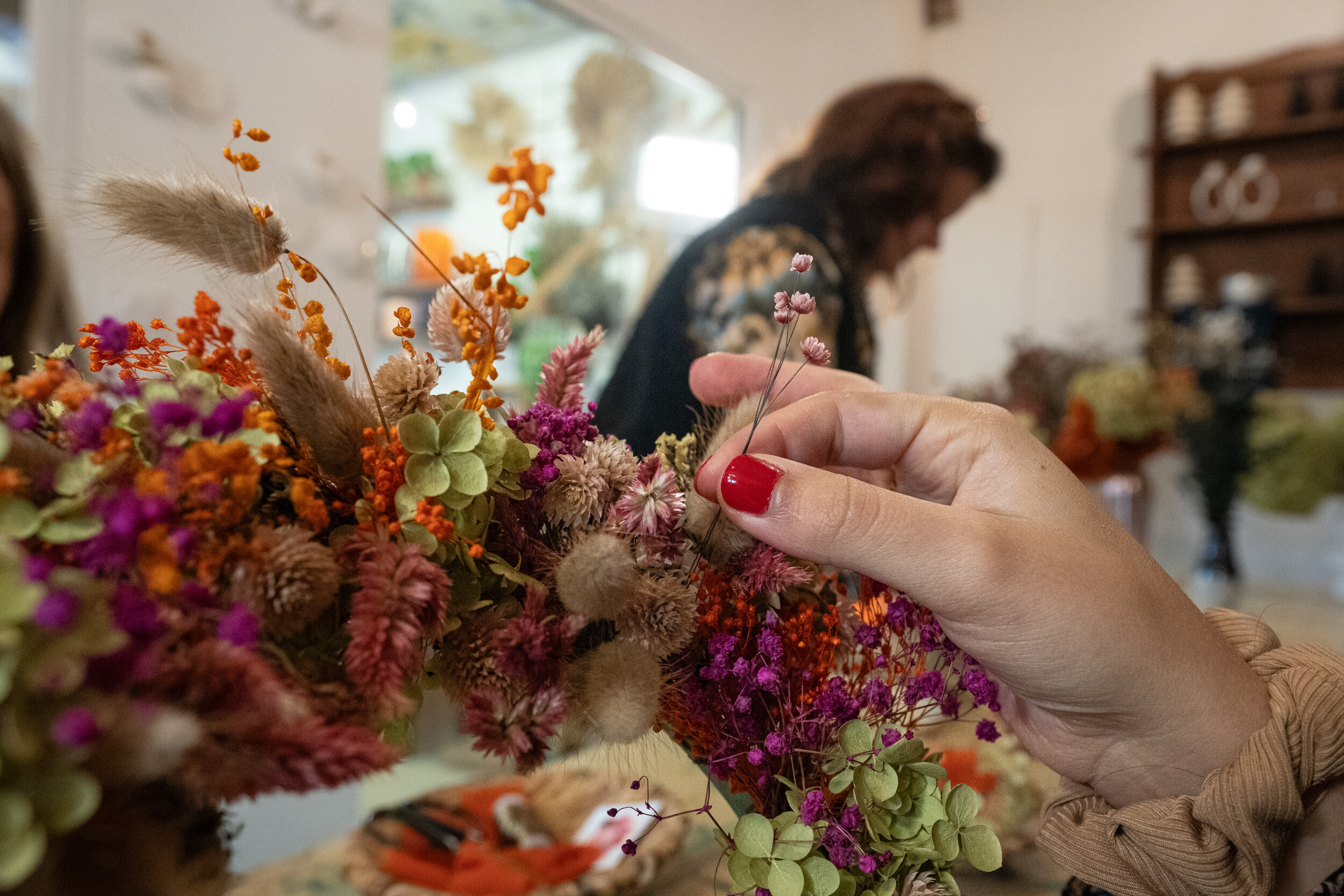 Wecandoo - Réalisez votre couronne en fleurs séchées avec Marine - Image n°3