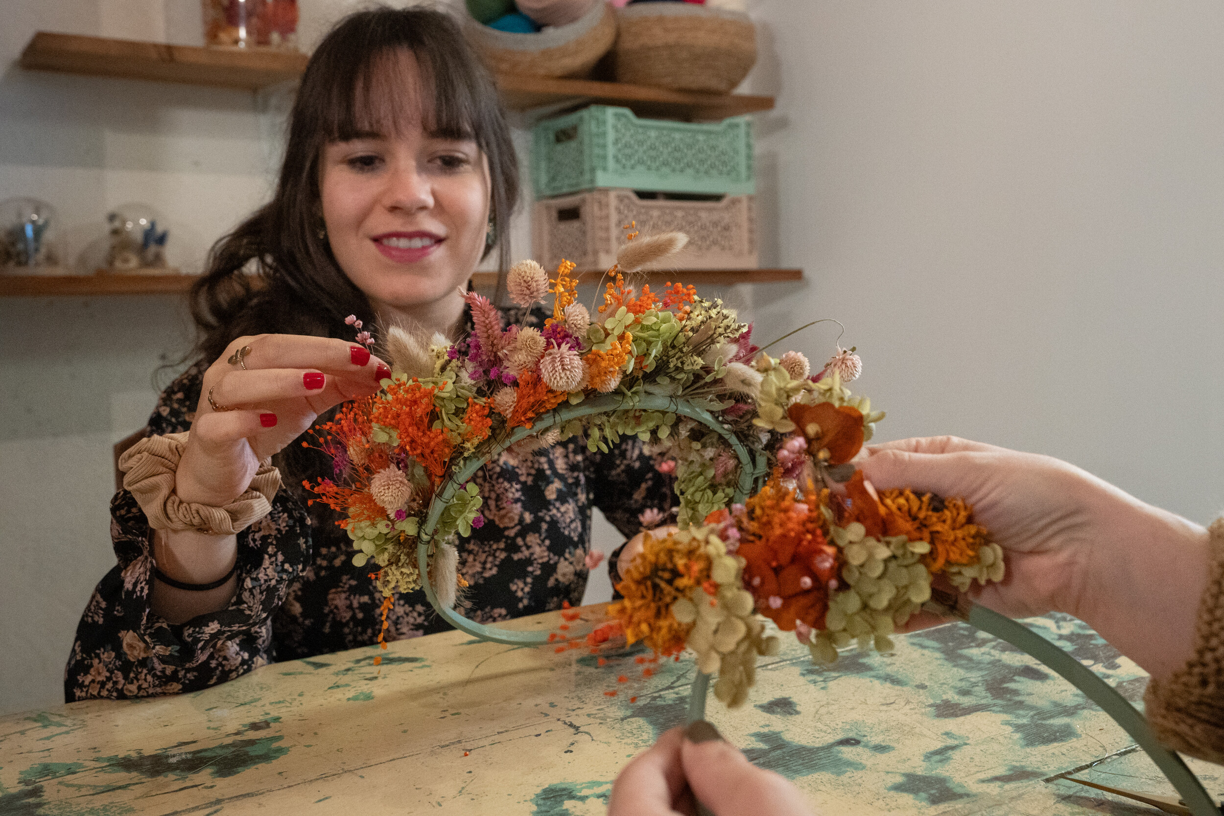 Wecandoo - Réalisez votre couronne en fleurs séchées avec Marine - Image n°4