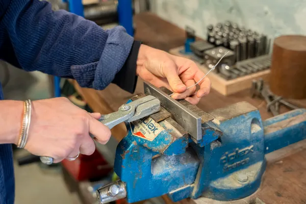 Réalisez votre pendentif en argent avec Fanny - Image n°2 - Wecandoo