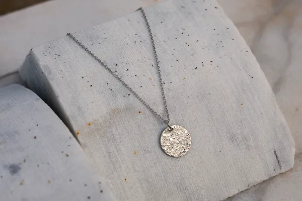 Réalisez votre pendentif en argent avec Fanny - Image n°5 - Wecandoo