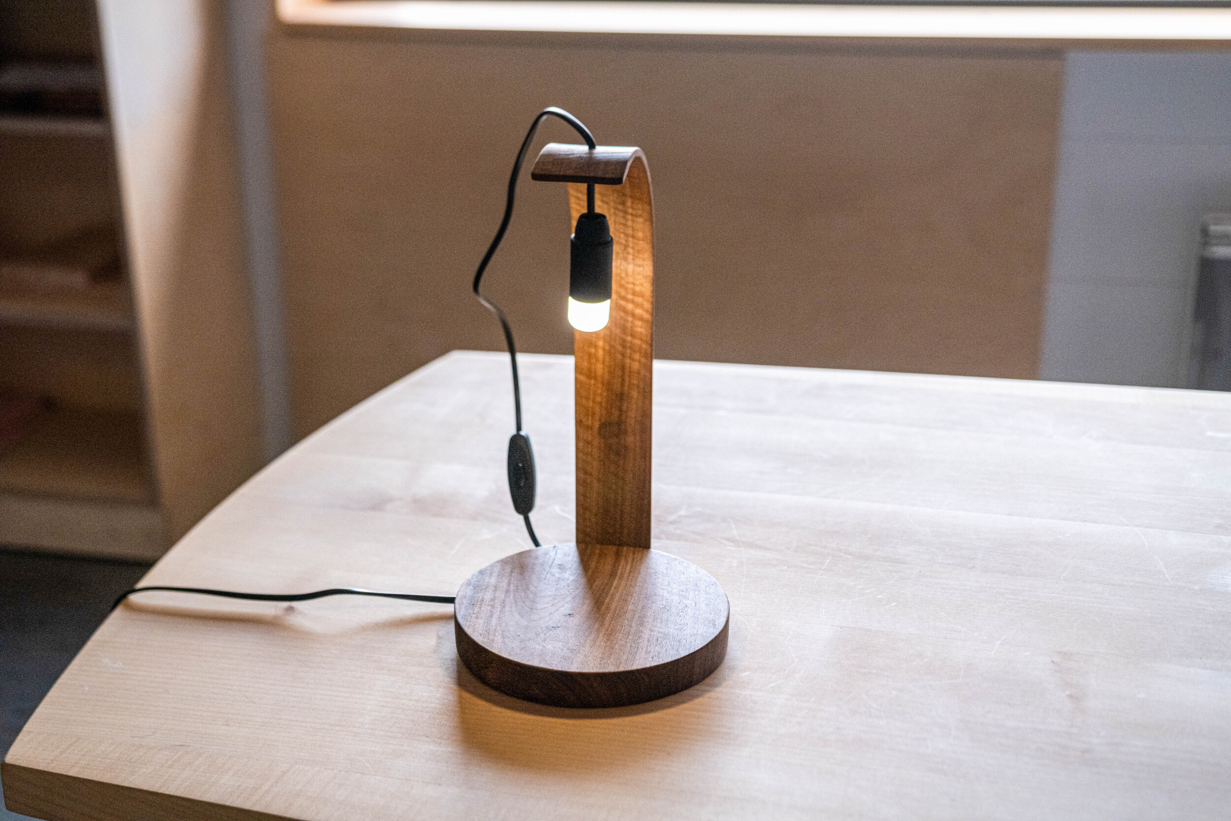 Réalisez votre lampe de chevet en steambending