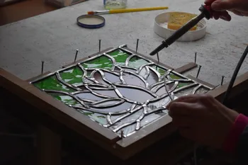Découvrez l'art du vitrail traditionnel sur un jour