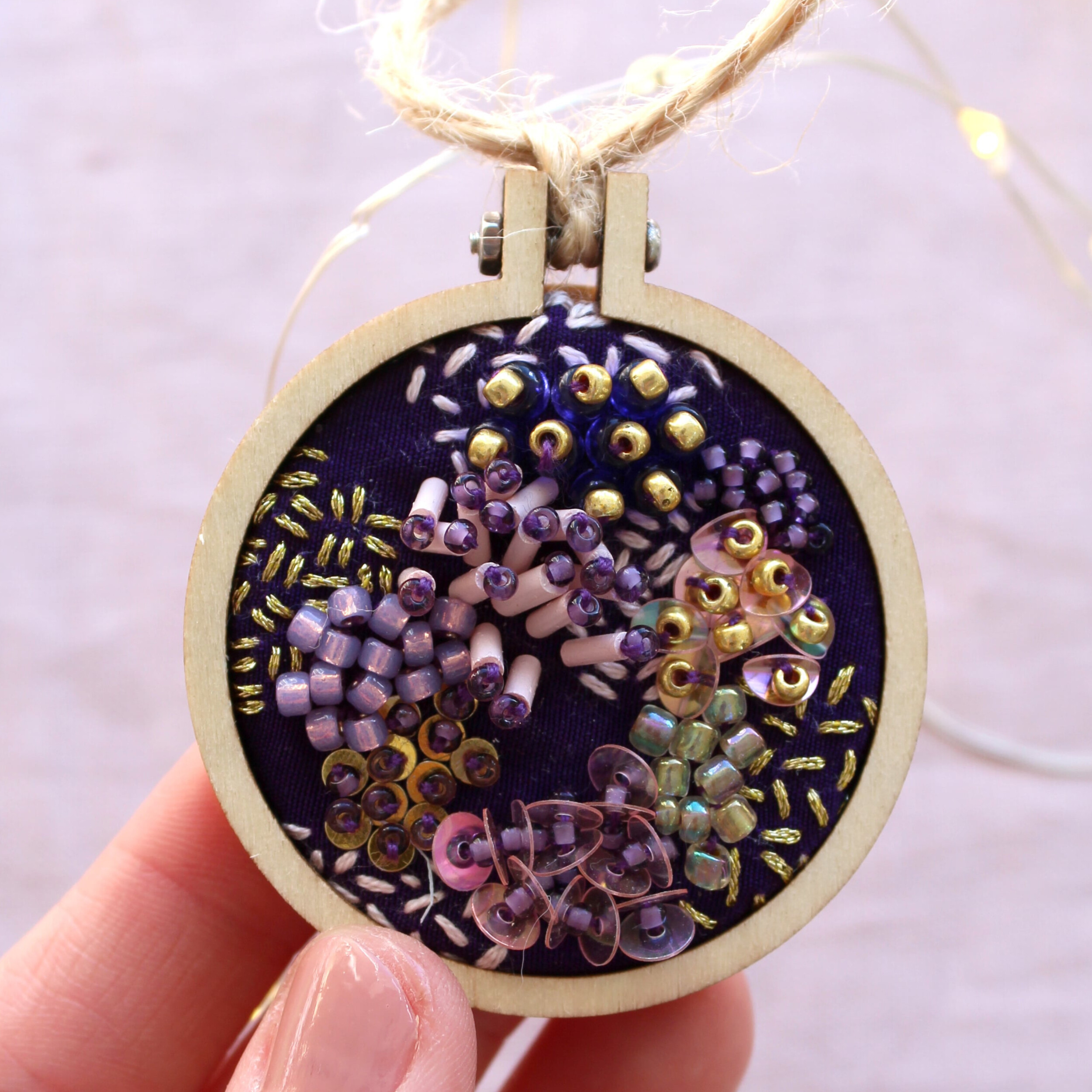 Wecandoo - Host Imogen and make a beaded Christmas bauble - Image n°5