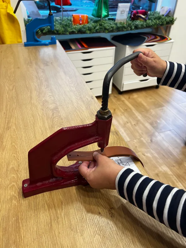 Réunissez votre équipe et réalisez vos ceintures en cuir avec Julie - Afbeelding nr. 2 - Wecandoo