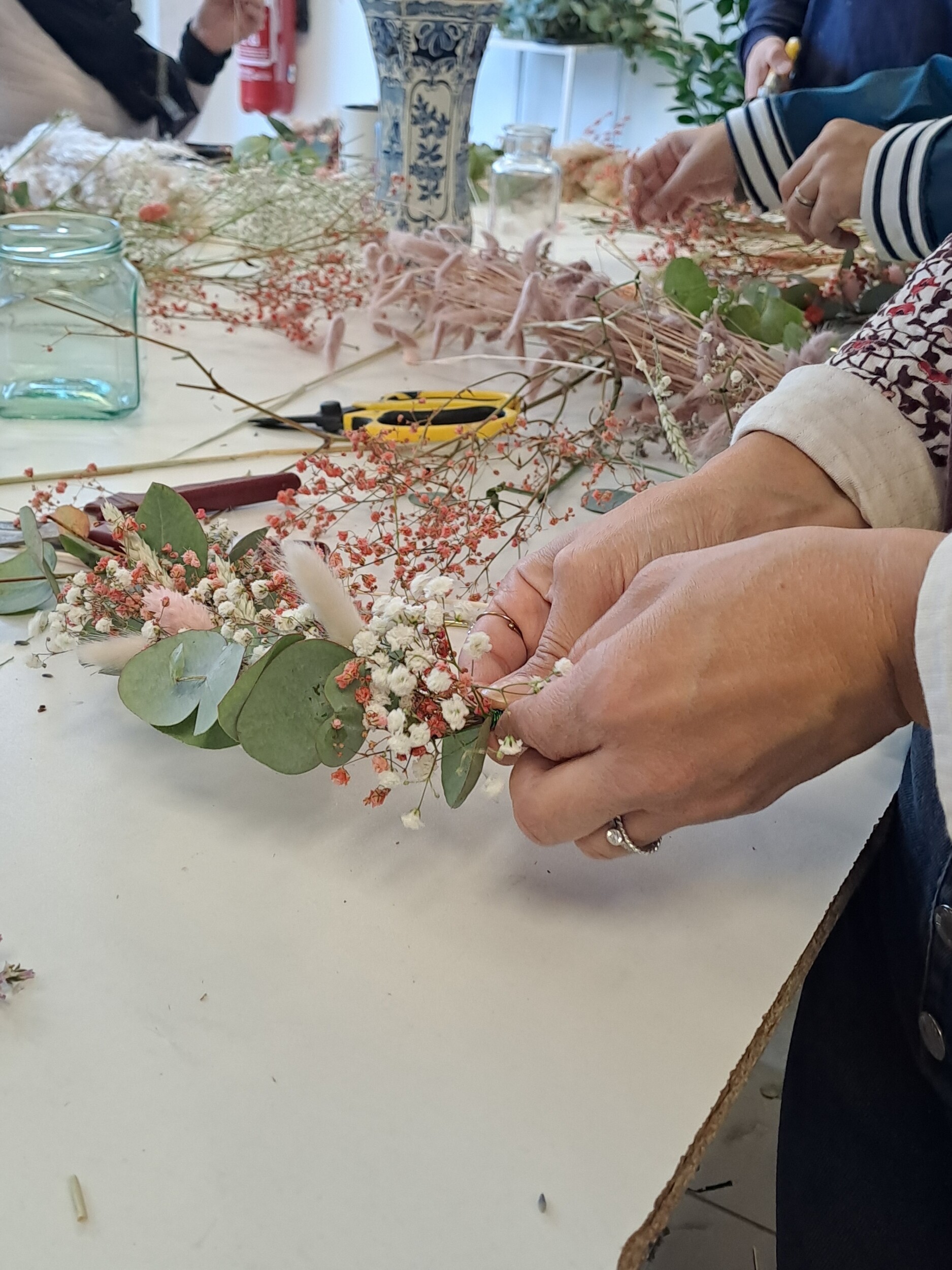 Wecandoo - Fabriquez votre couronne de fleurs séchées avec Hélène et Clara - Image n°2