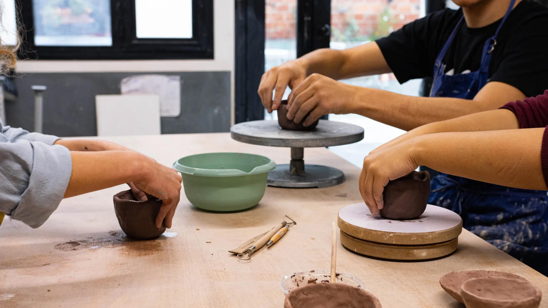 Enchantez votre équipe et réalisez votre vase ou votre bougeoir avec Blanche - Image n°3 - Wecandoo